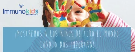 Niña mostrando sus manos pintadas de colores en una actividad de la Fundación Immunokids