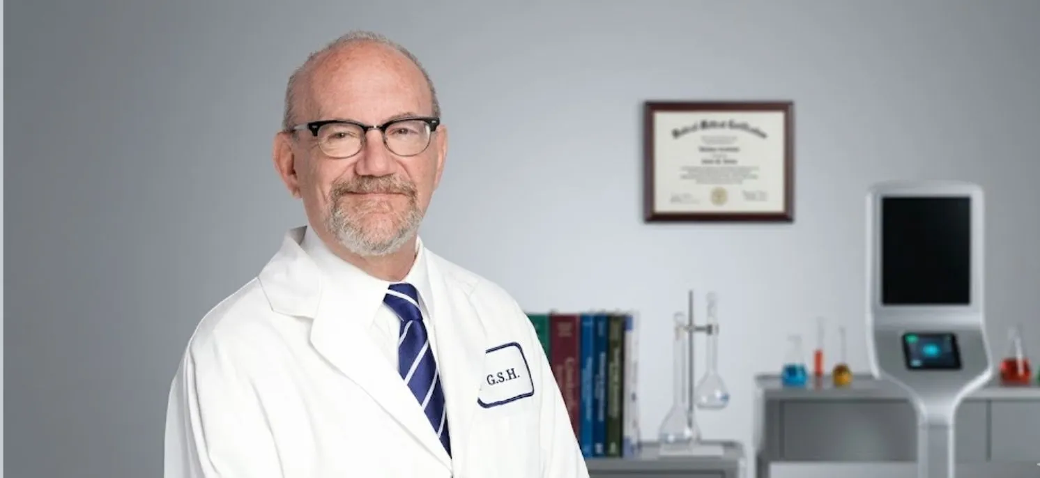 Dr. Jimmy Gutman mirando a la cámara y sonriendo, imagen utilizada como recurso visual de la persona y su perfil profesional