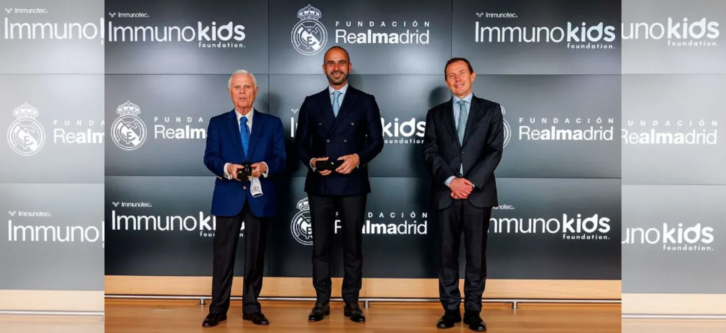 Posado de Enrique Sánchez y Emilio Butragueño de la Fundación Real Madrid junto a Mauricio Domenzain, CEO de Immunotec, durante evento de colaboración con la Fundación Immunokids