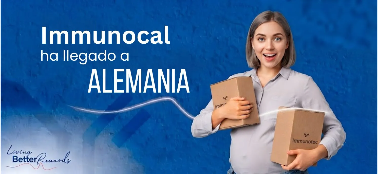 Mujer sosteniendo una caja con los productos de marca Immunocal que ha comprado en Alemania