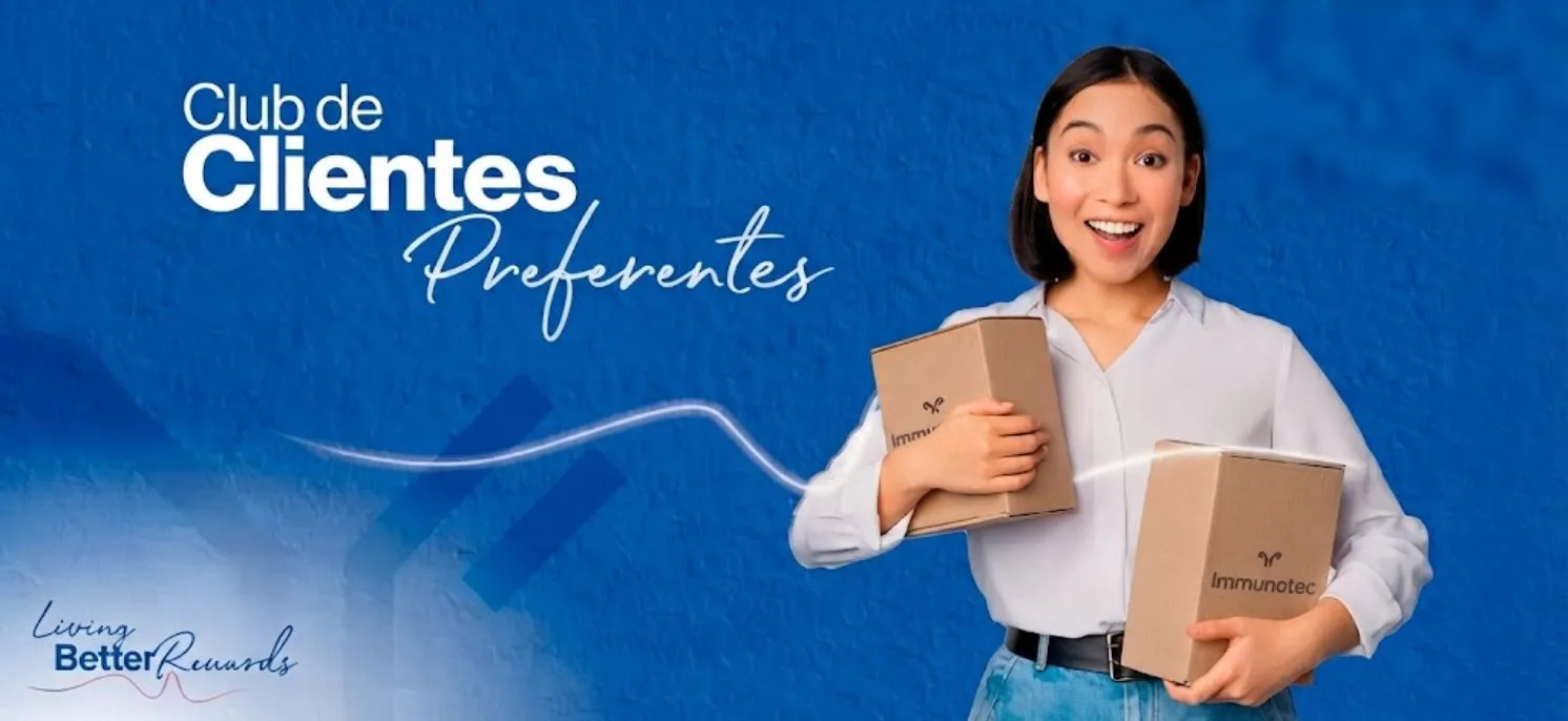 Joven sosteniendo productos Immunotec como parte del Club de Clientes Preferentes