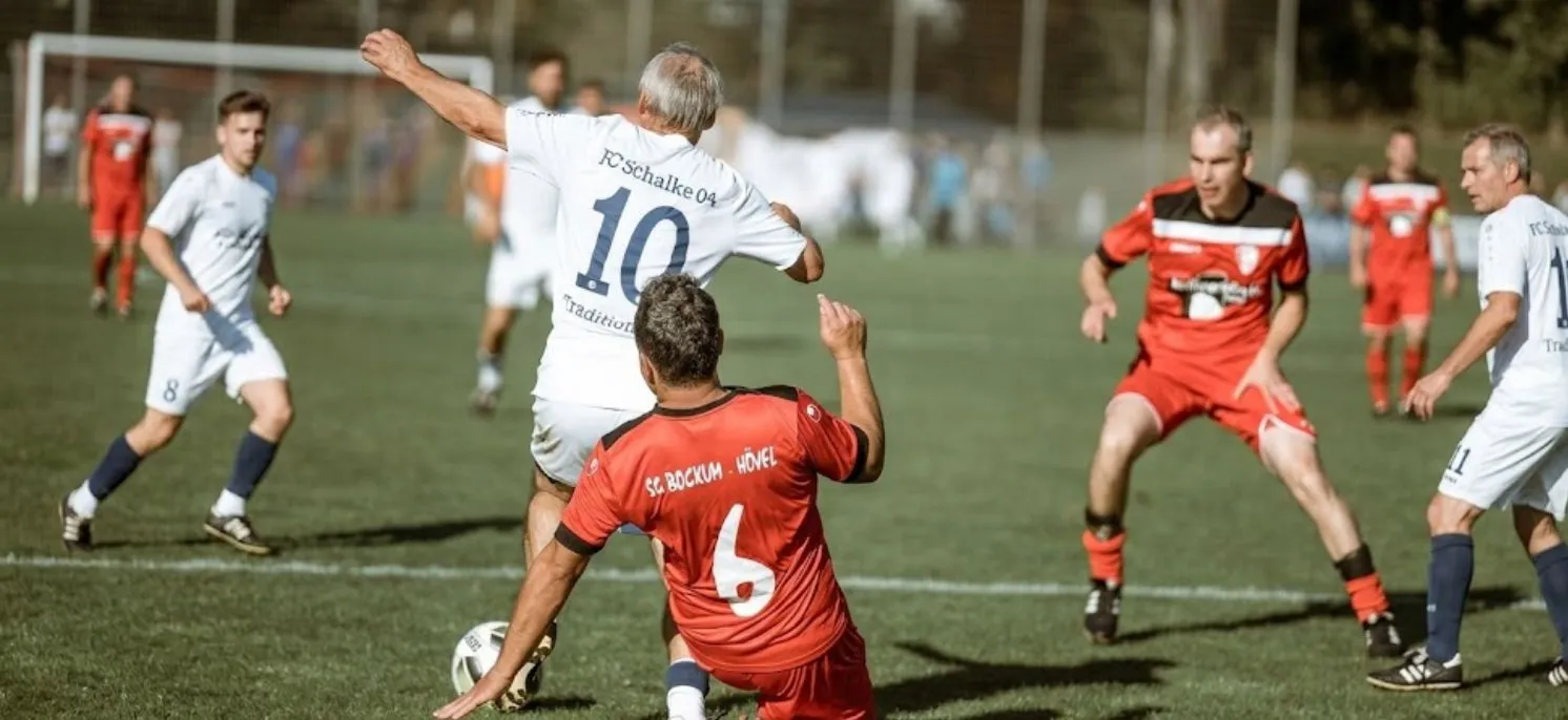 Equipo de fútbol jugando un partido, imagen utilizada como recurso visual deportivo