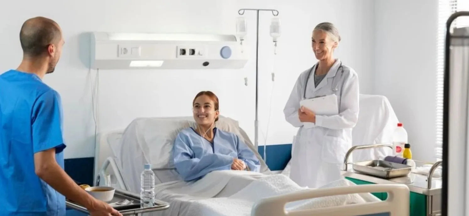 Chica sentada hablando con una médico y un enfermero en un entorno clínico, imagen utilizada como recurso visual de interacción en un hospital o clínica