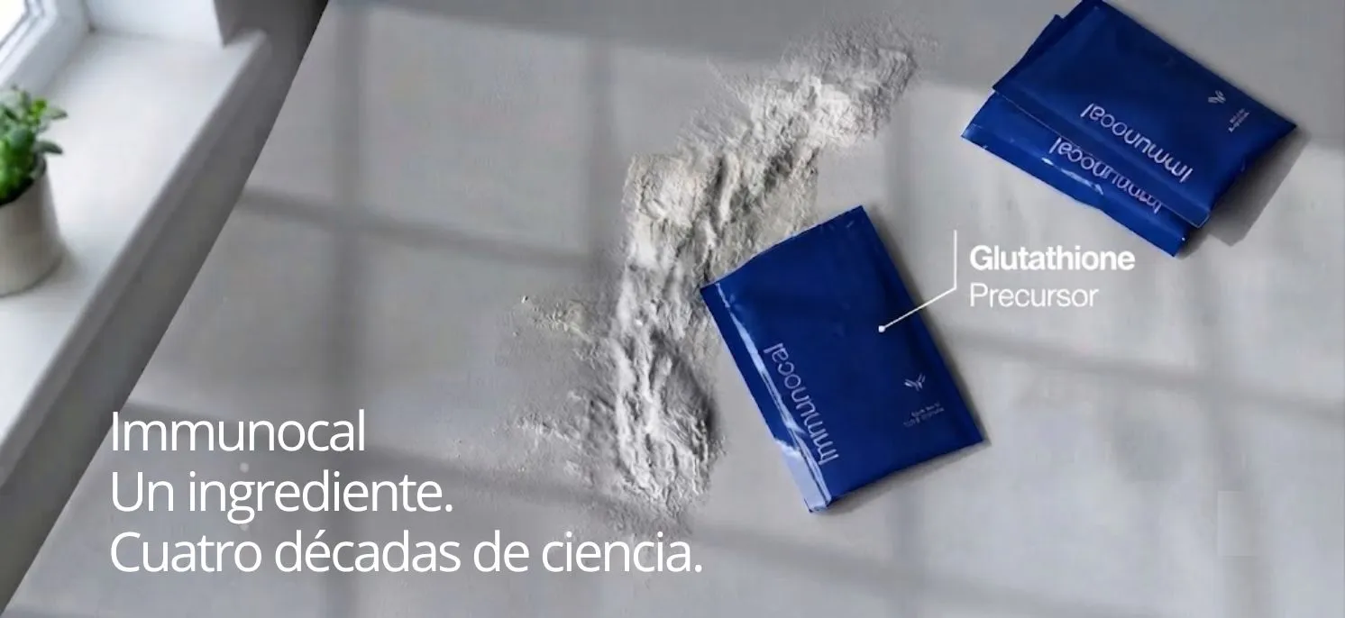 Sobres de Immunocal junto a polvo blanco de suplemento sobre una superficie, con texto informativo visible en la imagen
