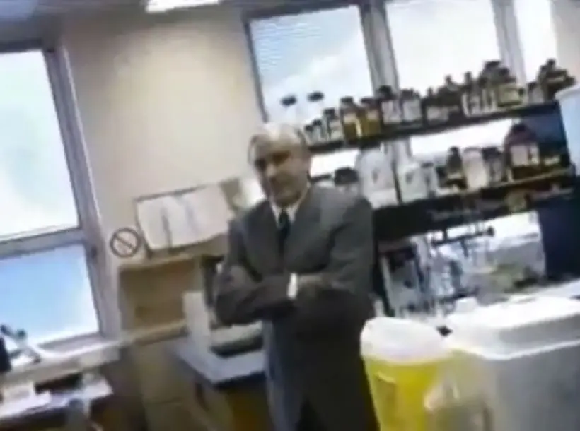 Dr. Gustavo Bounous trabajando en laboratorio durante sus investigaciones