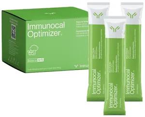 Una caja de Immunocal Booster verde Optimizer cerrada y fuera 3 sobrecitos