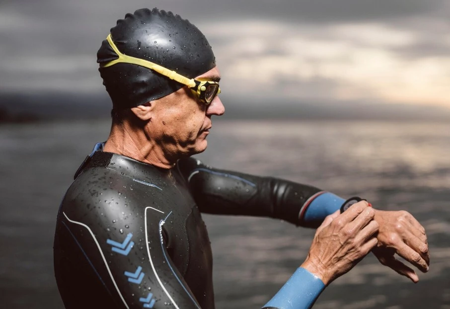 Nadador con gafas y gorro de natación, nutrición celular para el rendimiento deportivo