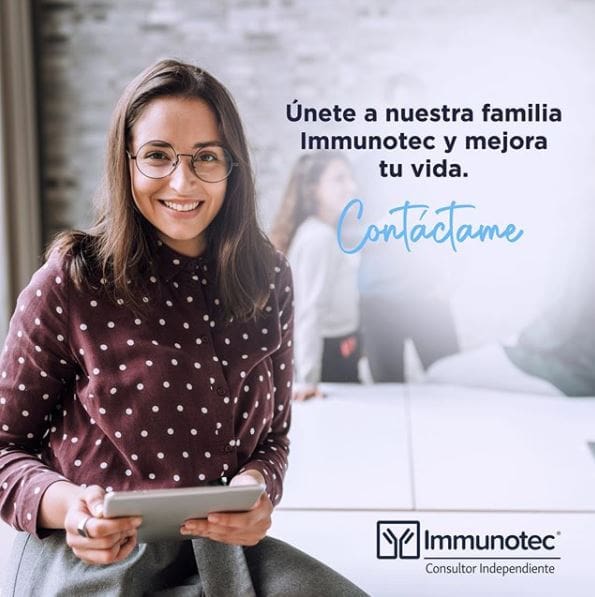 Mujer joven con unos papeles en la mano de frente sonriente invitando a unirse a Immunotec