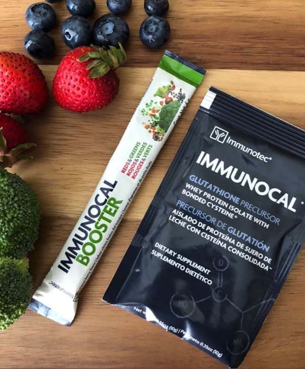 Un sobre de Immunocal junto a un sobrecito de Immunocal Booster