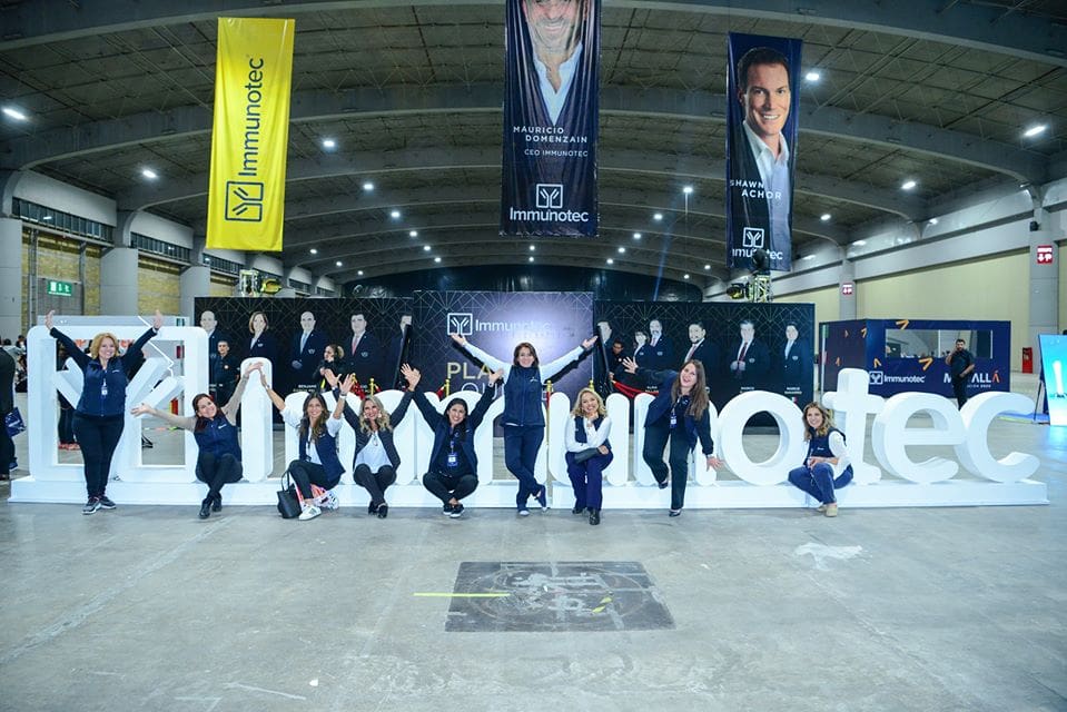 Consultores de Immunotec posando alrededor de una letras gigantes