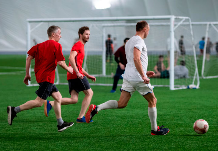 Equipo de futbol jugando
