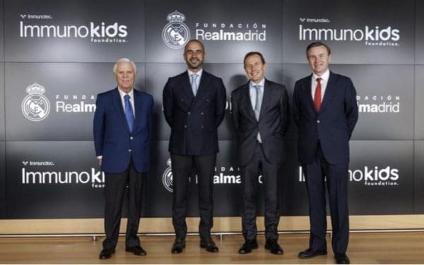 Posado de Enrique Sánchez, Emilio Butragueño del Real Madrid junto a Mauricio Domenzain