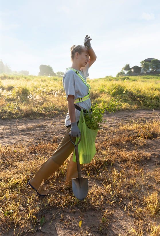 mujer-con-pala-trabajando-en-el-campo