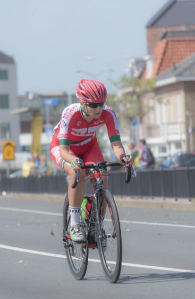 Un ciclista montando bicicleta en una competición