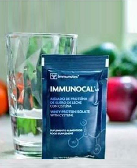 Sobre de Immunocal delante de un vaso indicando que se mezcla con agua