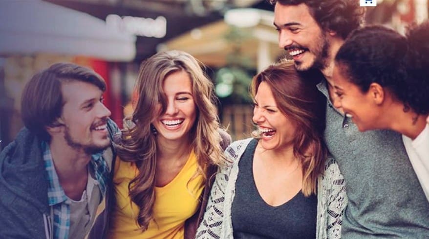 programa-lealtad-a-clientes-living-better-reward Grupo de jóvenes sonriendo