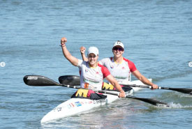 Estefania Fernandez, campeona del mundo de piraguismo, celebrando suvictoria