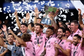 Estefania Fernandez, campeona del mundo de piraguismo, celebrando suvictoria