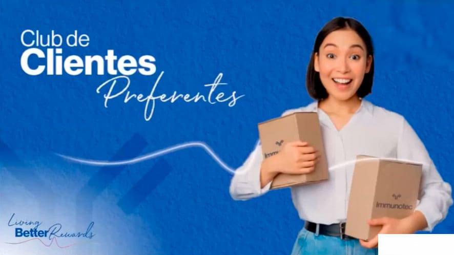 Mujer joven sosteniendo dos cajas de Immunocal, representando el Club de Clientes Preferentes de Immunotec
