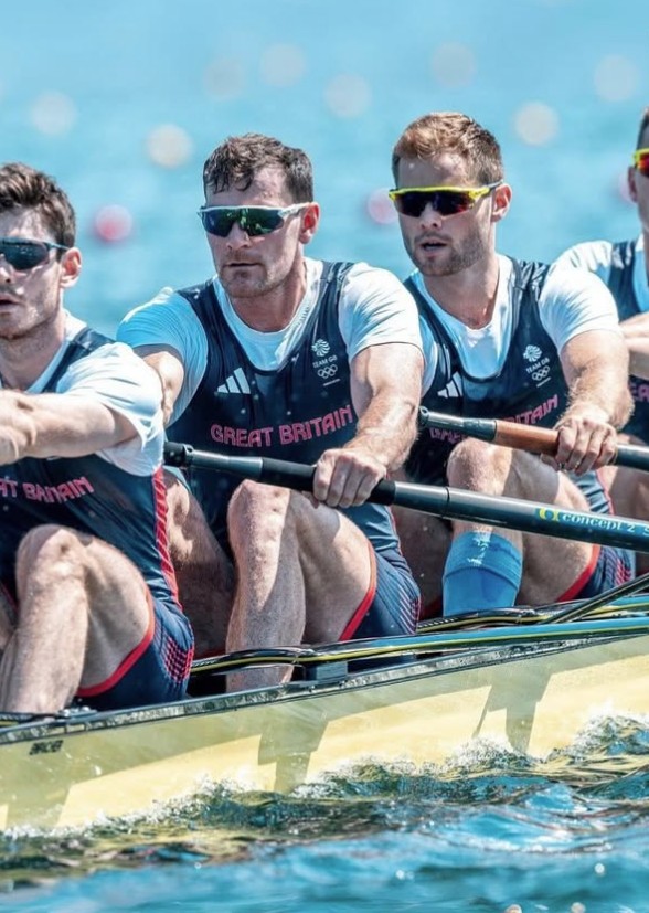 Deportistas en una competición de remo