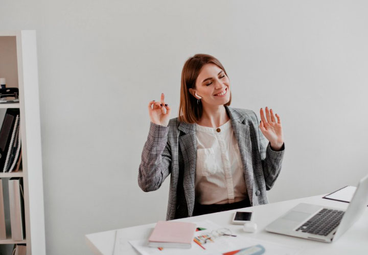Chica en su oficina sonriente y relajada