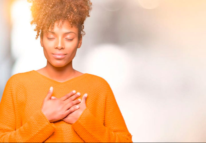 Chica tocándose el corazón