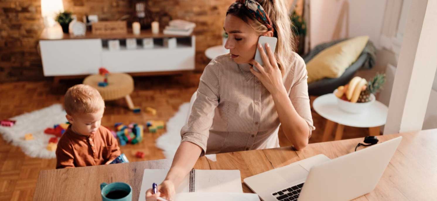 Mujer emprendedora de Immunotec en Europa explicando el plan de compensación